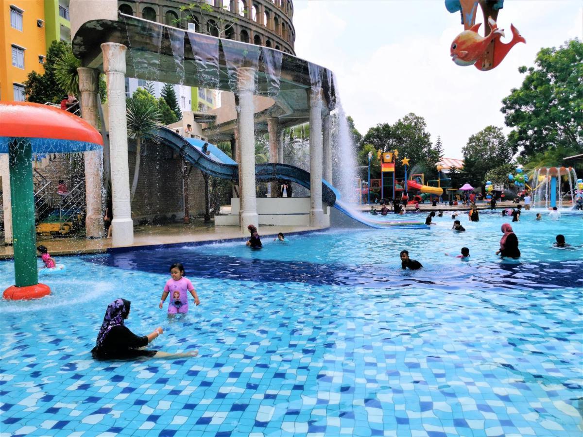 FHS Water Themepark Resort Melaka Town City Tengah Bagian luar foto