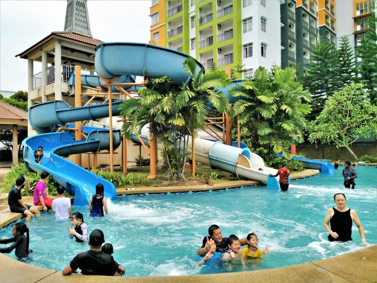 FHS Water Themepark Resort Melaka Town City Tengah Bagian luar foto