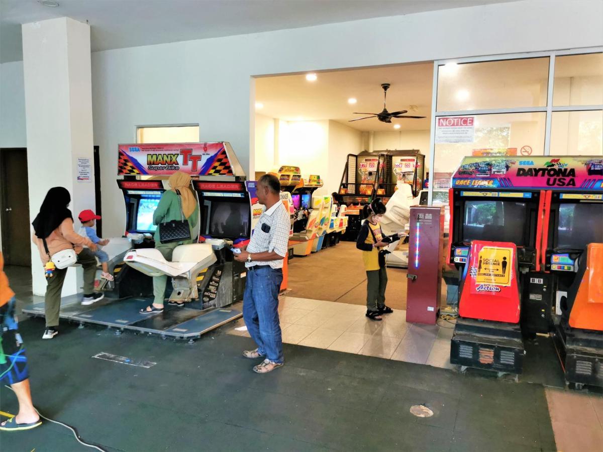 FHS Water Themepark Resort Melaka Town City Tengah Bagian luar foto