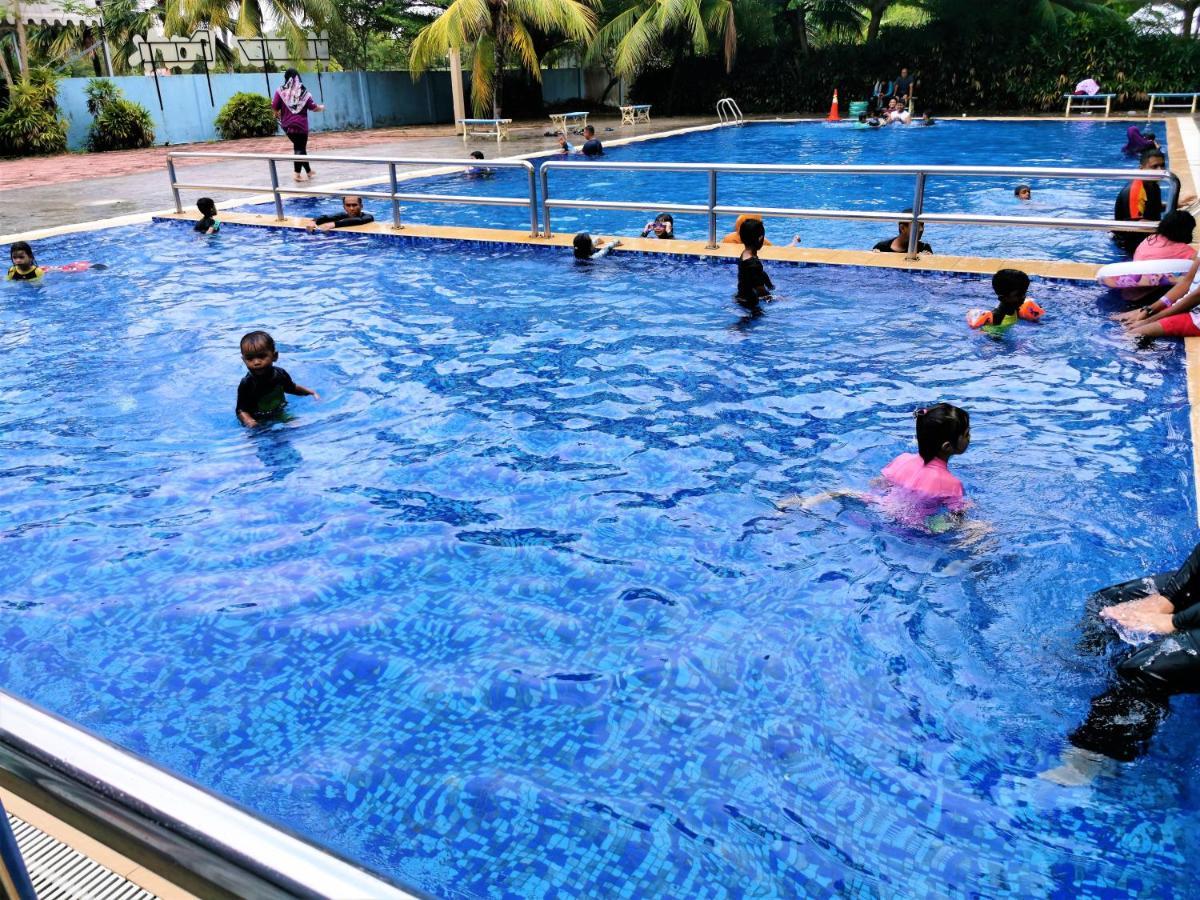 FHS Water Themepark Resort Melaka Town City Tengah Bagian luar foto