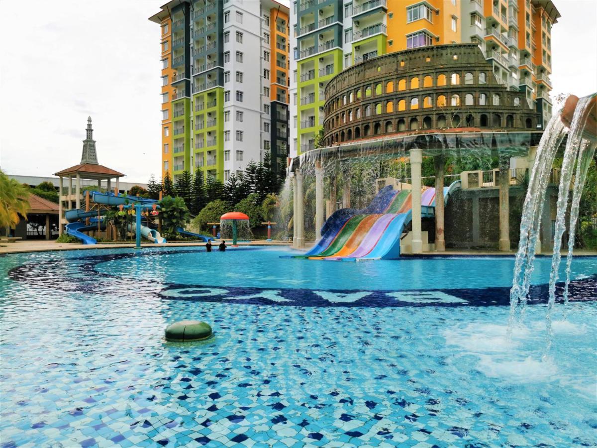 FHS Water Themepark Resort Melaka Town City Tengah Bagian luar foto