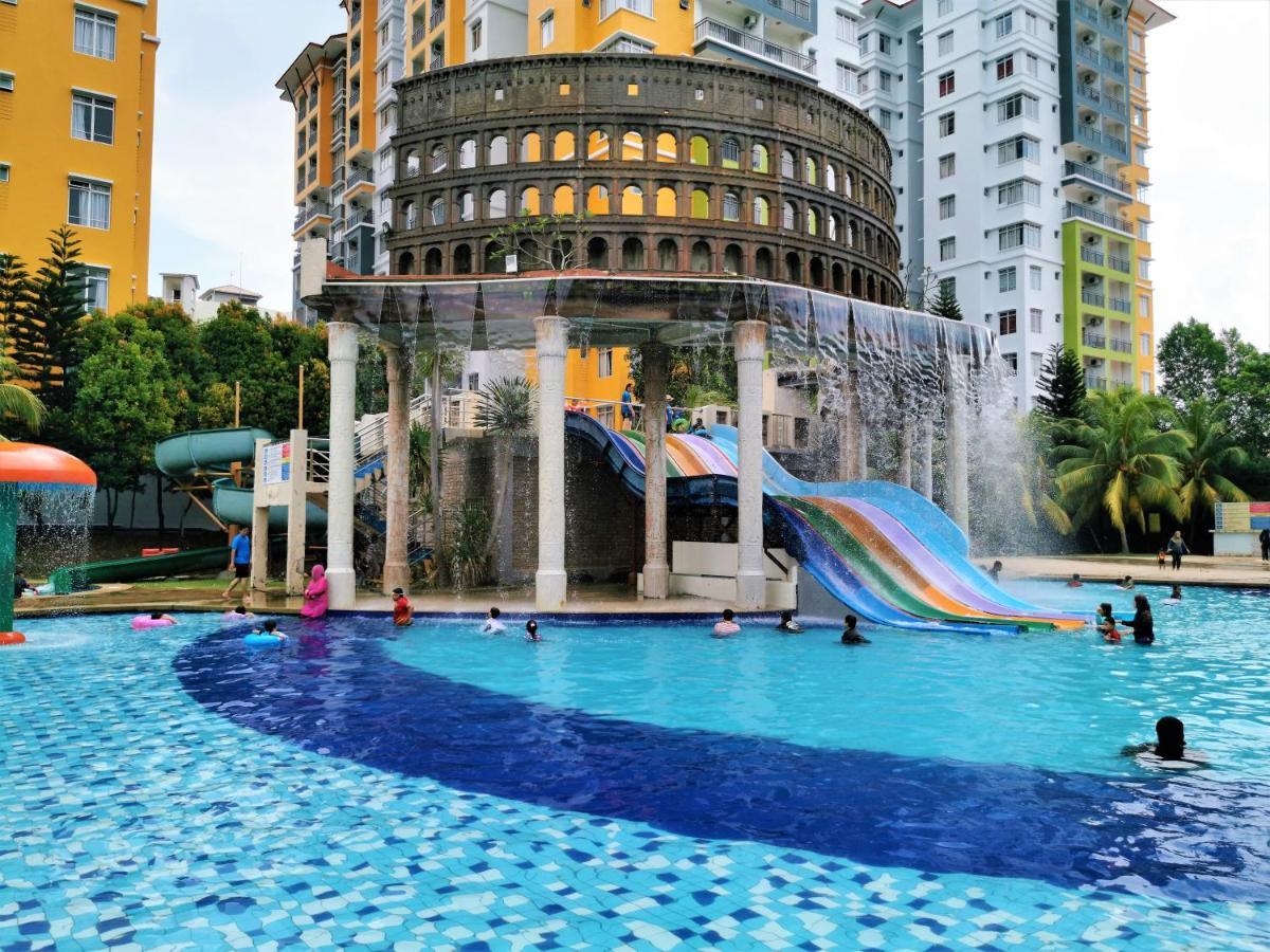 FHS Water Themepark Resort Melaka Town City Tengah Bagian luar foto