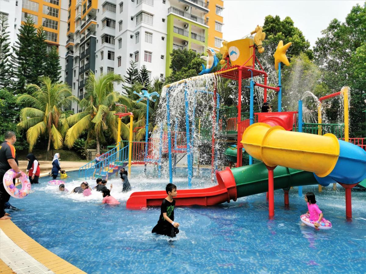 FHS Water Themepark Resort Melaka Town City Tengah Bagian luar foto