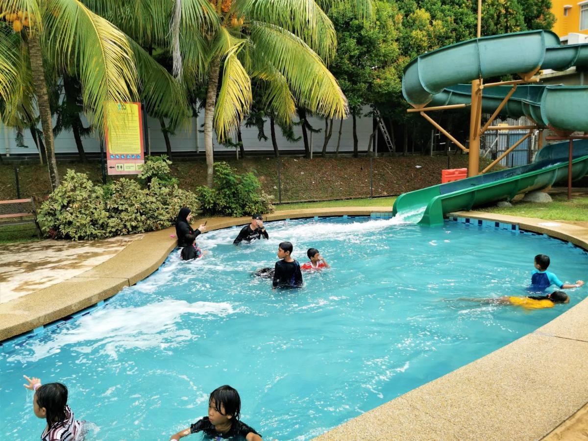 FHS Water Themepark Resort Melaka Town City Tengah Bagian luar foto