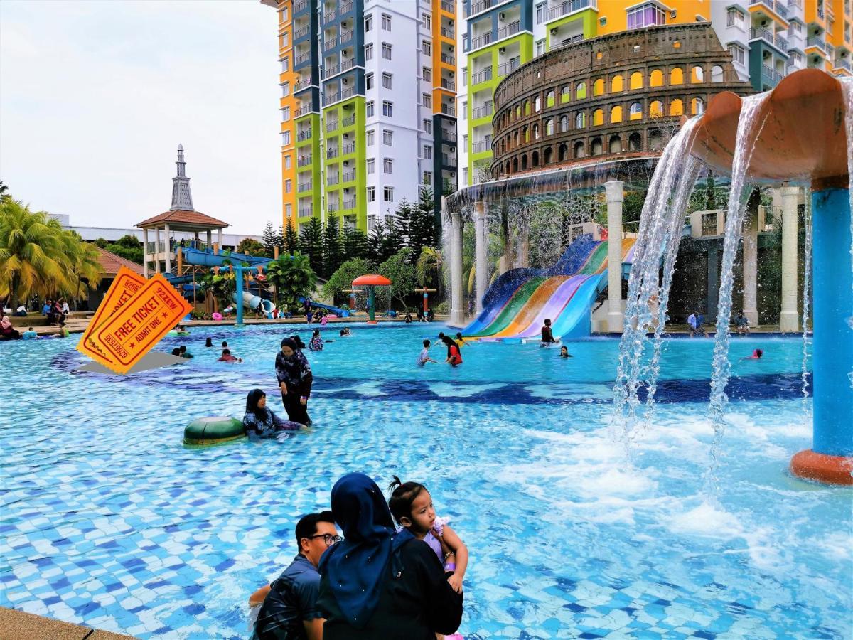 FHS Water Themepark Resort Melaka Town City Tengah Bagian luar foto